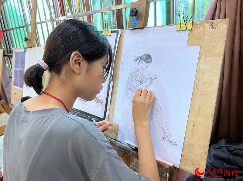 玉雕班的學生在進行素描臨摹。人民網記者 李學山攝
