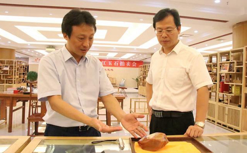 昌江黎族自治縣委書記陳儒茂（右）在昌江石碌鎮調研“昌江玉”。昌江黎族自治縣融媒體中心供圖