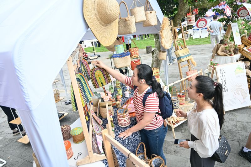 3、活動現(xiàn)場的“秀英好物”市集，展示商品琳瑯滿目，特別是來自東山鎮(zhèn)的“東山草編”系列尤為引人關(guān)注。  海口市秀英區(qū)委宣傳部供圖