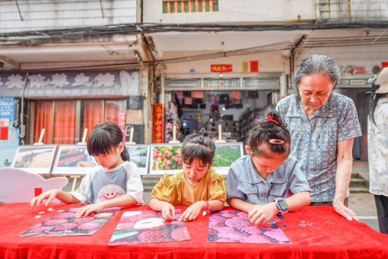 活動現場，荔枝拼圖比賽吸引著小朋友們積極挑戰。  主辦方供圖.jpg