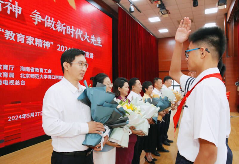 學生向宣講團成員獻花。主辦方供圖
