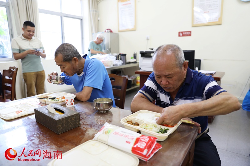 老人正在享用午餐。人民網(wǎng)記者 符武平攝