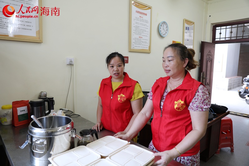 食堂為老人提供打包服務(wù)。人民網(wǎng)記者 符武平攝