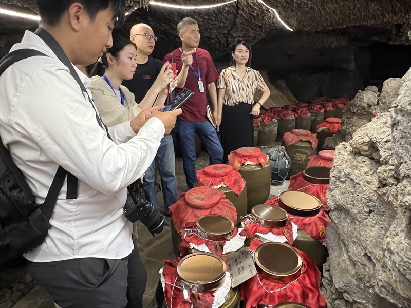 采風團參觀地下酒窖。魏壽華攝