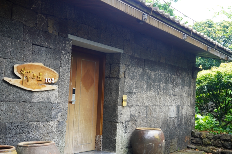 獨具特色的石屋民宿。林春干攝