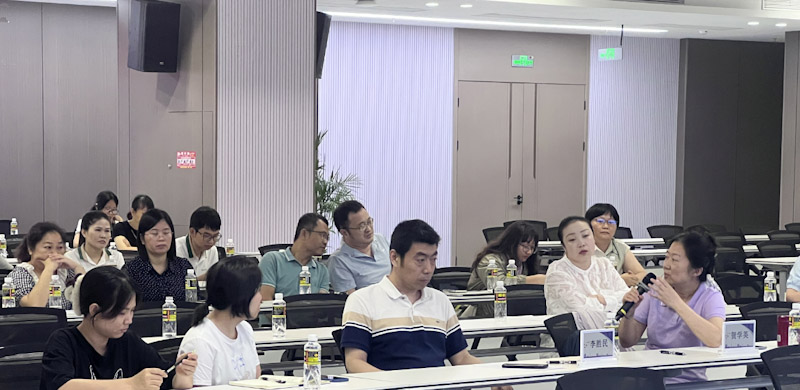專家學者現場與企業代表進行交流。?？趪腋咝聟^管委會供圖