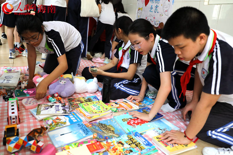 5月31日，海口市第二十五小學(xué)舉辦公益跳蚤市場活動，學(xué)生們對課外書籍進(jìn)行售賣。 人民網(wǎng)記者 孟凡盛攝