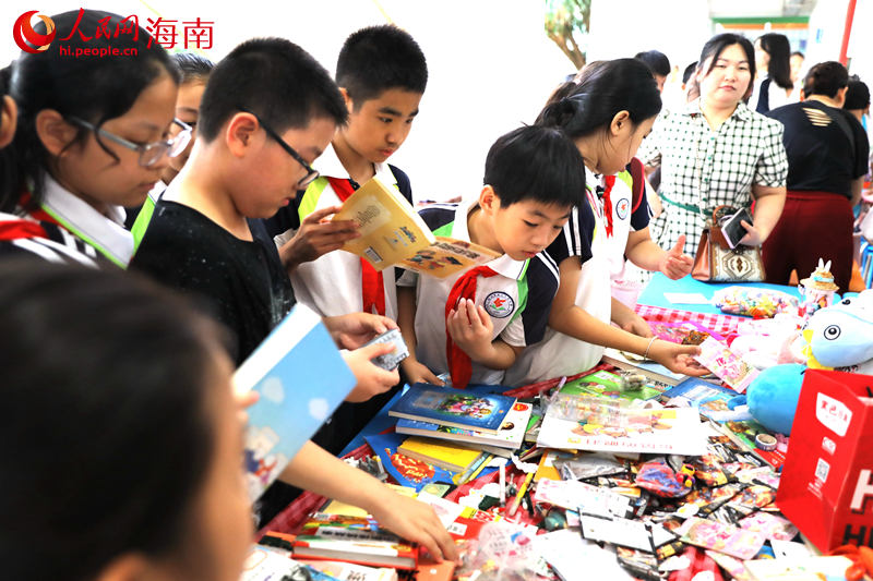 5月31日，海口市第二十五小學(xué)舉辦公益跳蚤市場(chǎng)活動(dòng)，學(xué)生們挑選購(gòu)買(mǎi)自己喜愛(ài)的物品。 人民網(wǎng)記者 孟凡盛攝