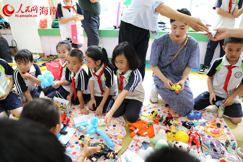 5月31日，海口市第二十五小學(xué)舉辦公益跳蚤市場活動，學(xué)生們挑選購買自己喜愛的物品。 人民網(wǎng)記者 孟凡盛攝