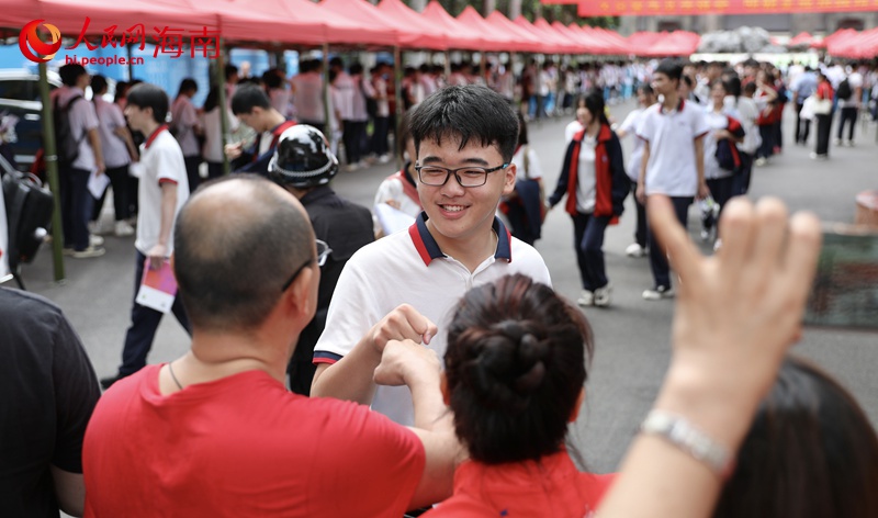 海中考點家長給考生加油鼓勁。人民網記者 符武平攝