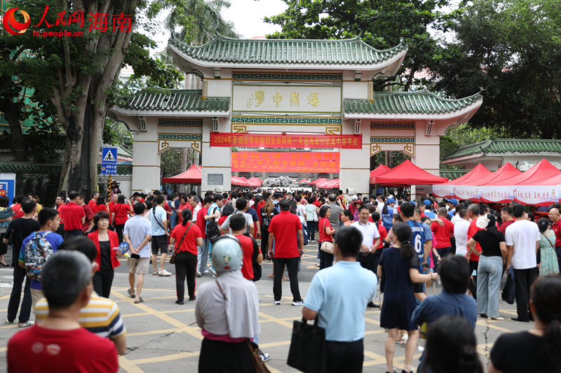 6月7日上午，在海南中學考點，考生進入考場。 人民網(wǎng)記者 符武平攝