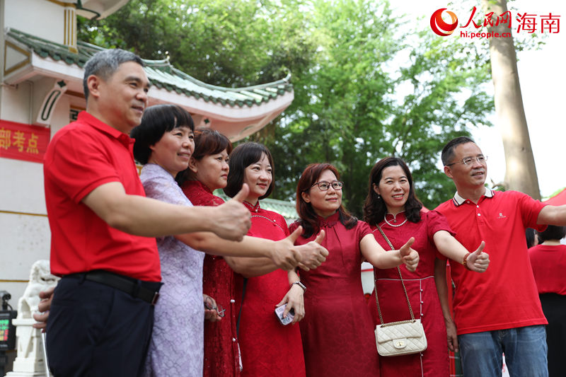 家長現(xiàn)場給考生加油鼓勁。人民網(wǎng)記者 符武平攝