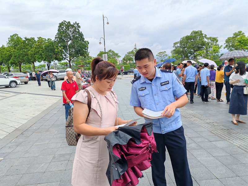 民警進行反詐宣傳。吳佳儀攝