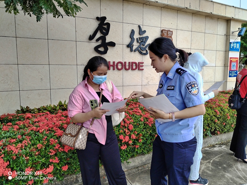 民警進行反詐宣傳。吳佳儀攝