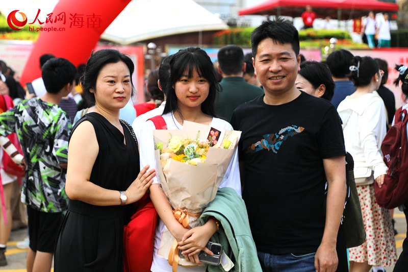 高考結(jié)束，考生家長(zhǎng)為考生送上鮮花。 人民網(wǎng)記者 孟凡盛攝