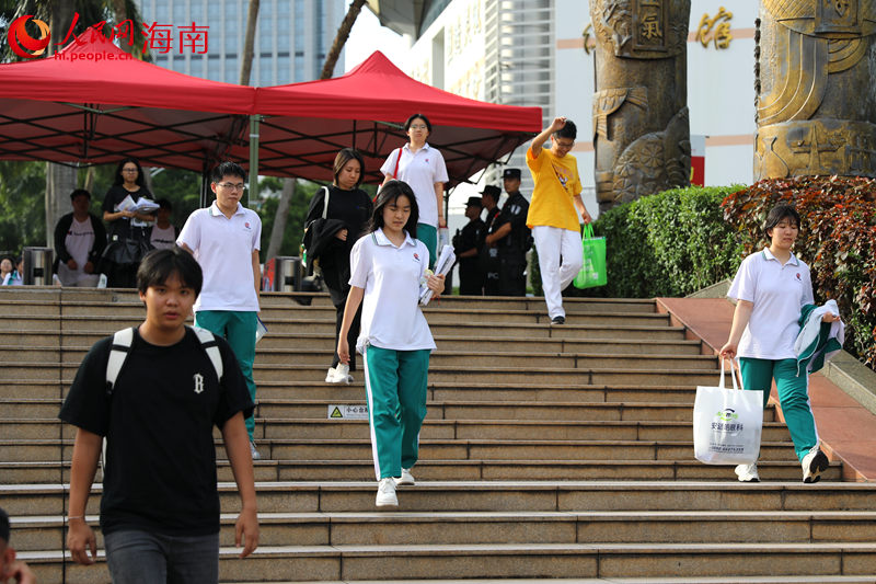 海南省2024年高考順利結(jié)束，考生走出考場。 人民網(wǎng)記者 孟凡盛攝