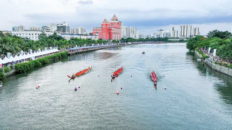 高空俯瞰海甸河龍舟賽現(xiàn)場。主辦方供圖