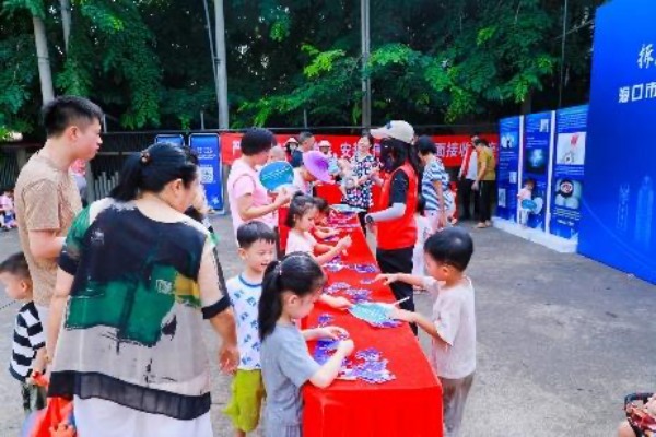 2、許多家長(zhǎng)帶著孩子參與到普法宣傳活動(dòng)主題拼圖游戲中。主辦方供圖