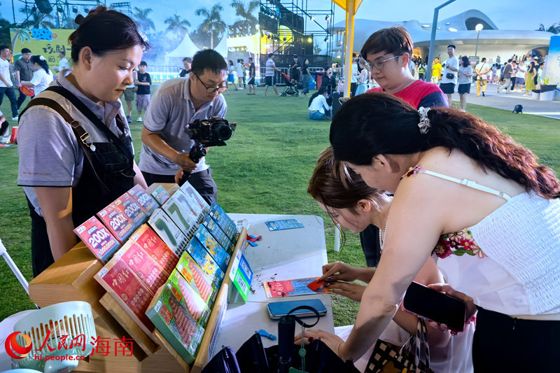 市民游客在中國體育彩票展位前體驗“頂呱刮”產(chǎn)品。 人民網(wǎng)記者 孟凡盛攝 (2)