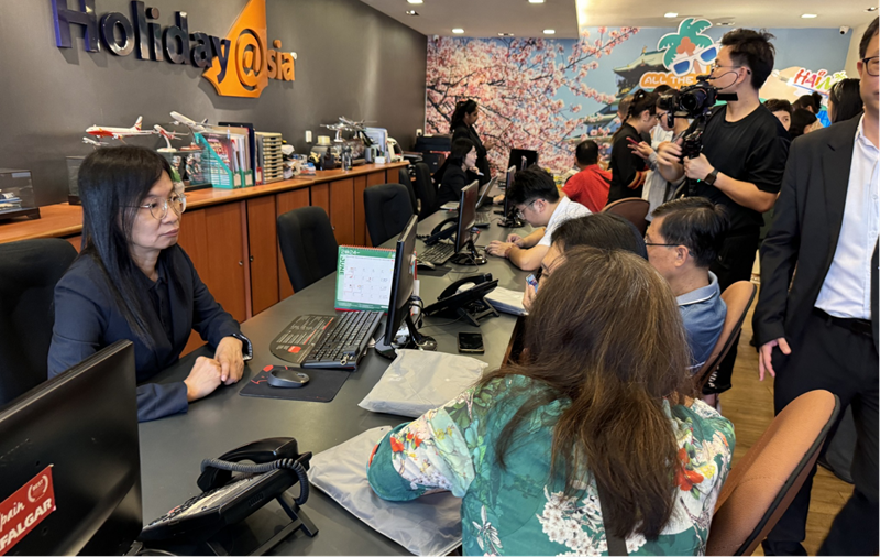 游客在陽光海南旅游門店咨詢海南入境旅游產品。海南省旅文廳供圖