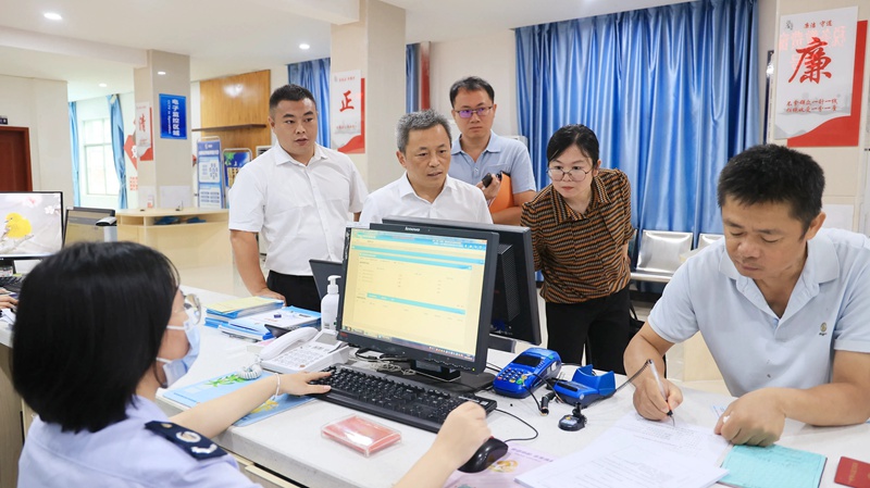 海南省自然資源和規劃廳開展“我陪群眾走流程”活動。尹建軍 攝