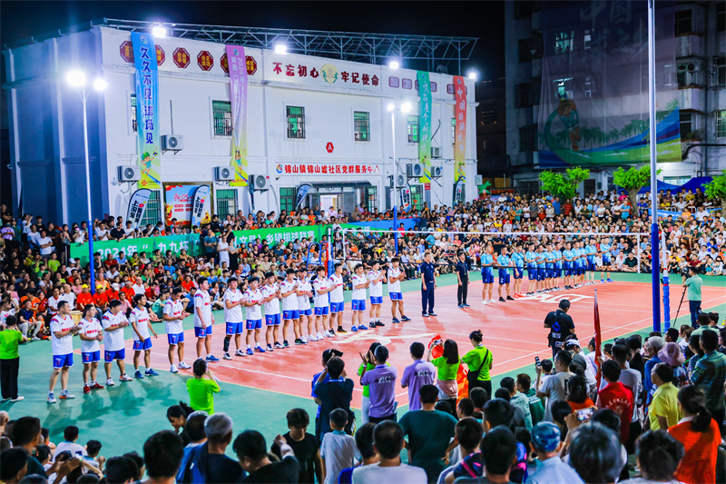 28日晚，2024年“九九杯”海南（文昌）鄉(xiāng)鎮(zhèn)排球聯(lián)賽第三周比賽開打。(文昌市委宣傳部供圖)