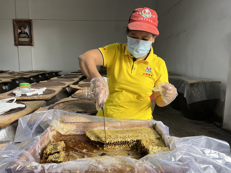 工作人員在切割蜂蜜。魏壽華攝