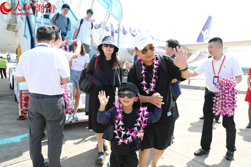 “香港?三亞”航線舉辦紀念航班接機儀式。人民網記者 毛雷攝