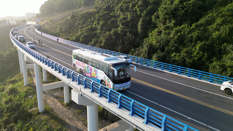 海南環島旅游公路觀光巴士。海汽集團供圖