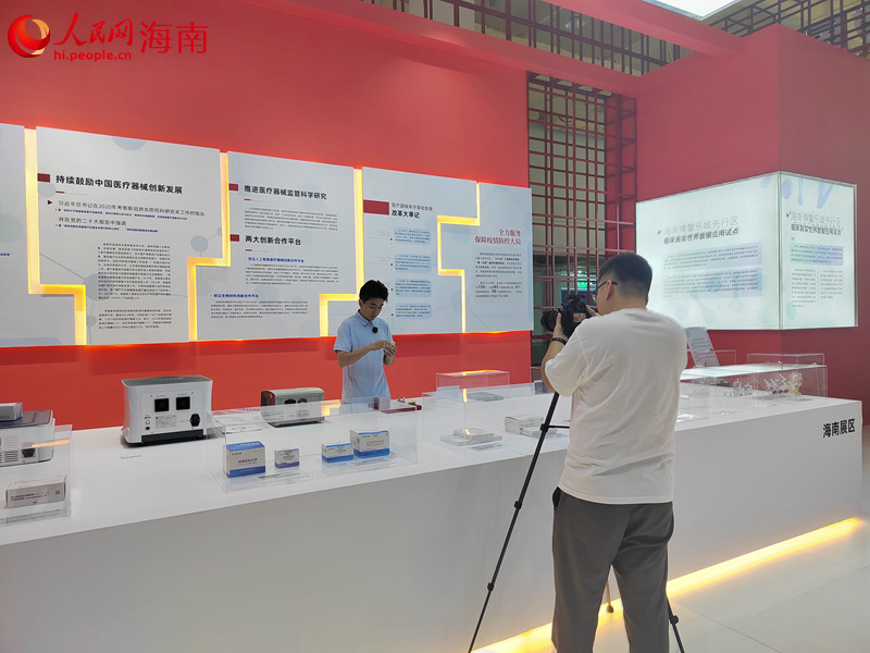人民網(wǎng)“行進中國”海南調(diào)研組成員在博鰲樂城國際醫(yī)療旅游先行區(qū)采訪。人民網(wǎng)記者 席秀琴攝
