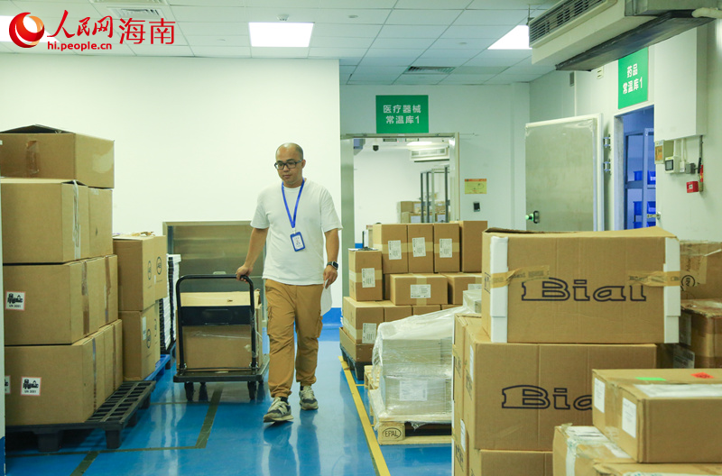 工作人員將醫療器械運出。人民網記者 牛良玉攝