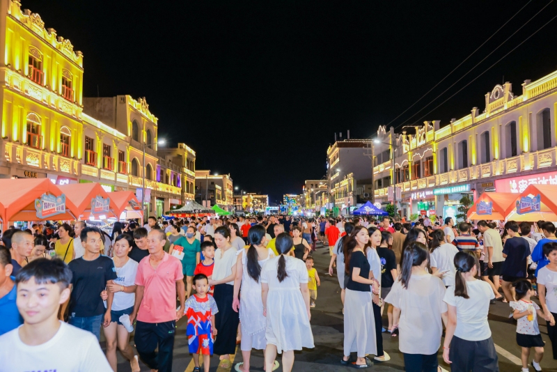 當晚的鋪前鎮人山人海，市民游客共赴這場屬于文昌的夏日盛宴。主辦方供圖