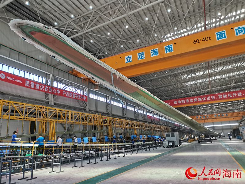 東方明陽新能源高端裝備產業基地正在加工風電葉片。人民網記者 毛雷攝