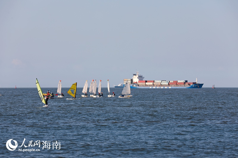 帆板和帆船愛好者在海上乘風(fēng)破浪。人民網(wǎng)記者 符武平攝