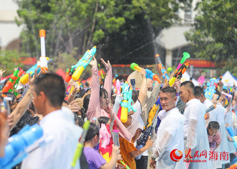 市民游客跟隨現(xiàn)場(chǎng)律動(dòng)一同搖擺。人民網(wǎng)記者 牛良玉攝