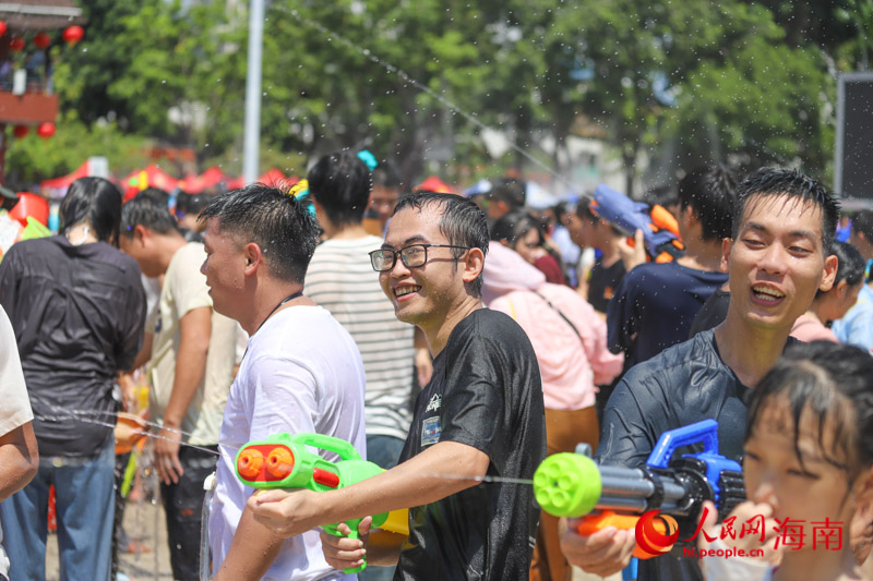 嬉水環節現場氣氛熱烈。人民網記者 牛良玉攝