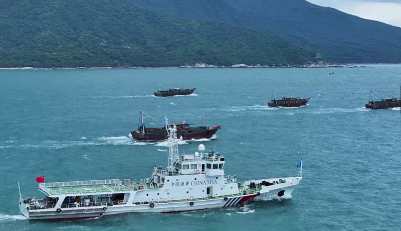 護(hù)航漁船有序離港。海南海事局供圖