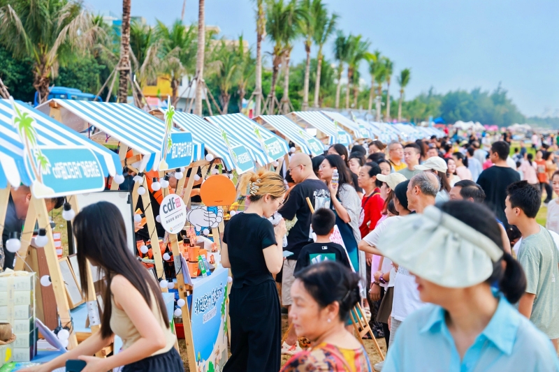 現(xiàn)場設(shè)置的各類市集吸引眾多市民游客打卡圍觀。 主辦方供圖