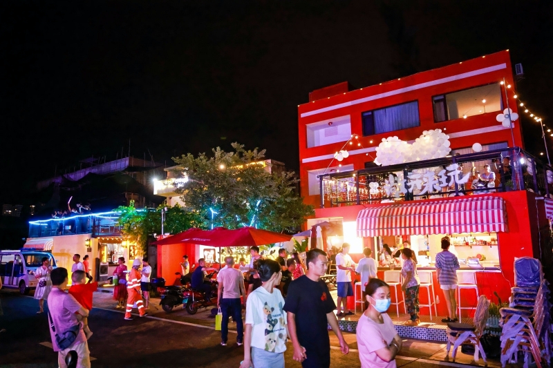 夜幕降臨，流光溢彩，百年漁村展現(xiàn)出不同的面貌。 主辦方供圖
