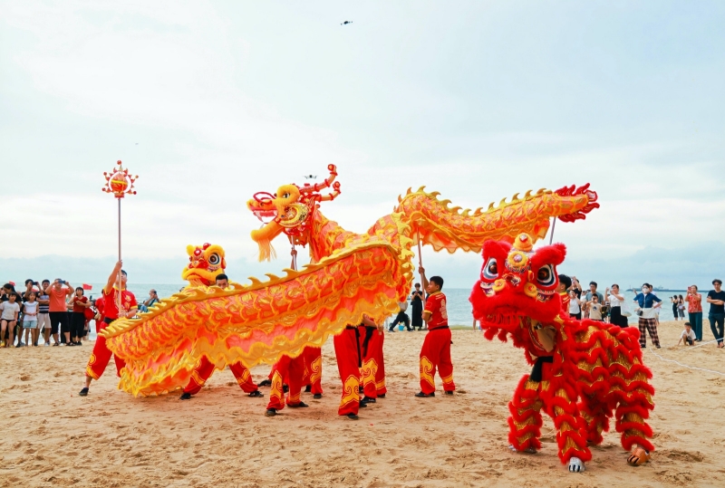漁船即將出海，現場舞龍舞獅祈福平安。 主辦方供圖