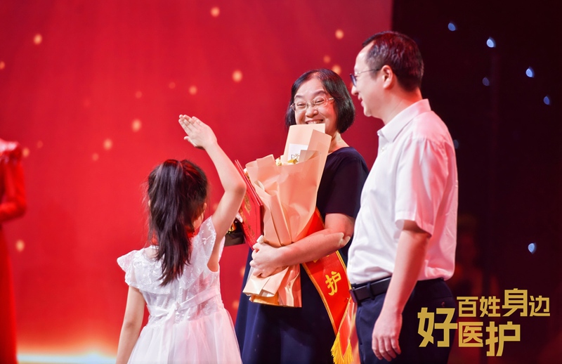 少先隊員向醫(yī)護人員致敬。海南省衛(wèi)生健康委員會供圖
