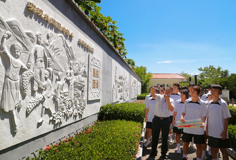 新疆女足們參觀五指山革命紀念館。董梅攝