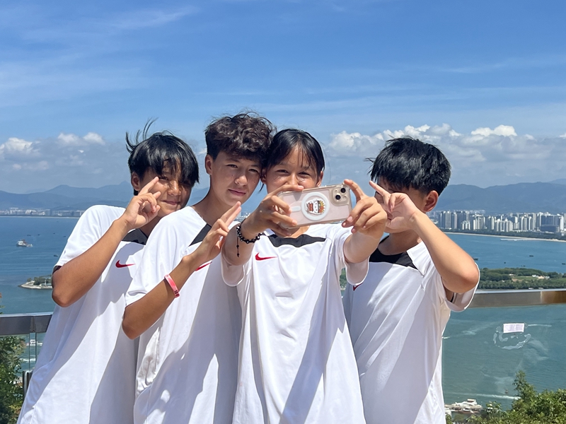 新疆女足姑娘們在三亞鹿回頭拍照打卡。董梅攝