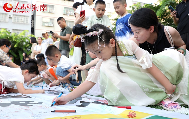 家長和學(xué)生共同繪制百米“夢想”畫卷。人民網(wǎng)記者 符武平攝