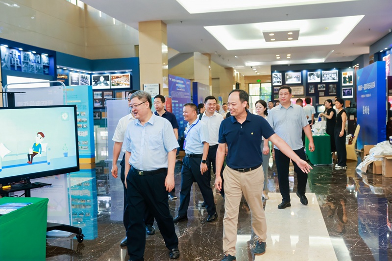 與會嘉賓參觀現(xiàn)場展示臺。主辦方供圖