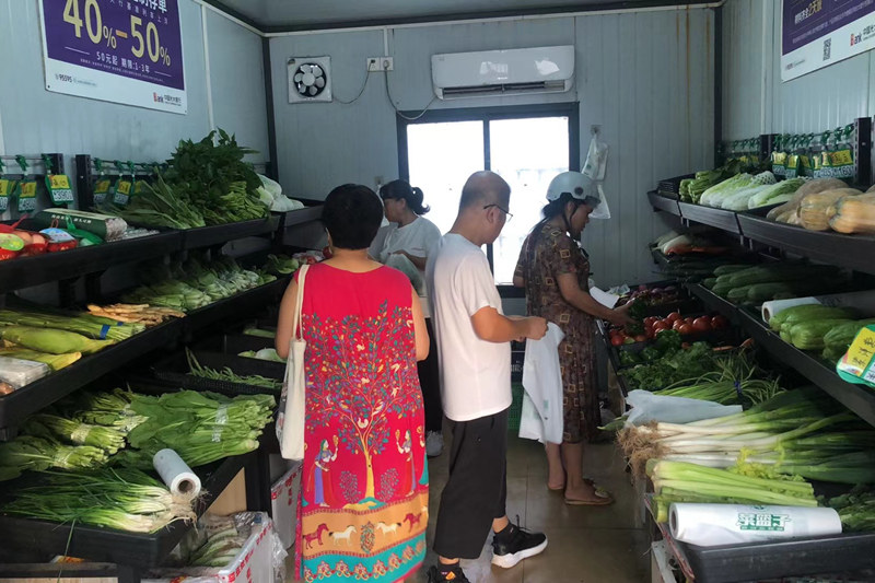 蔬菜已上架銷售網點。 海口市菜籃子集團供圖。
