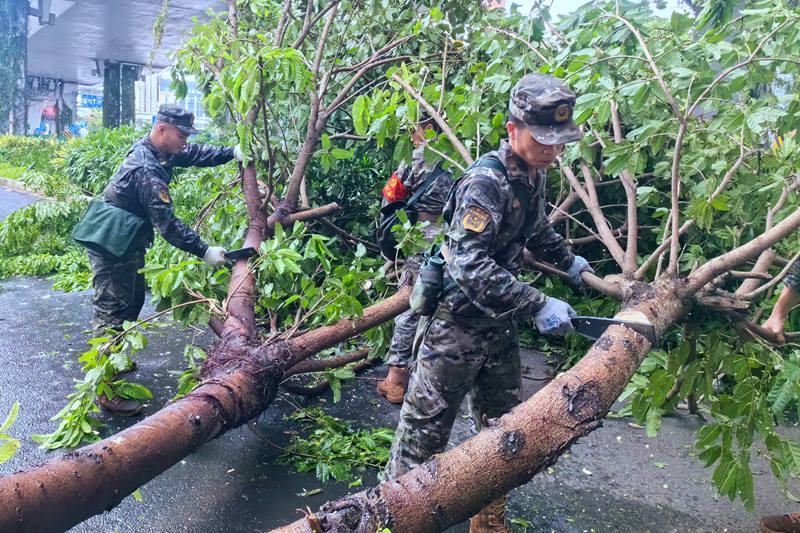 武警官兵進行搶險救援。 武警海南總隊供圖