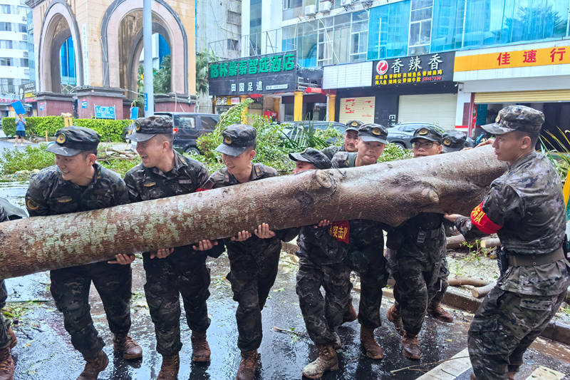 武警官兵進行搶險救援。 武警海南總隊供圖