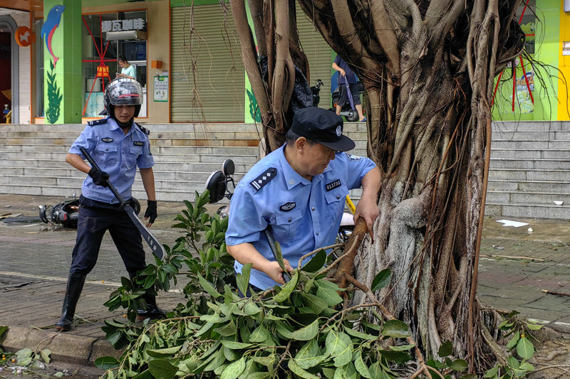 海口警方投入災后重建工作。海口警方供圖