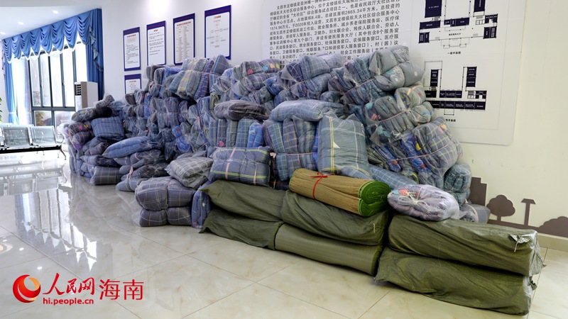 在安置點里備用的被子。人民網(wǎng)記者 符武平攝